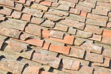 Eski geleneksel Toskana pişmiş toprak çatı kaplama (Toskana - İtalya)