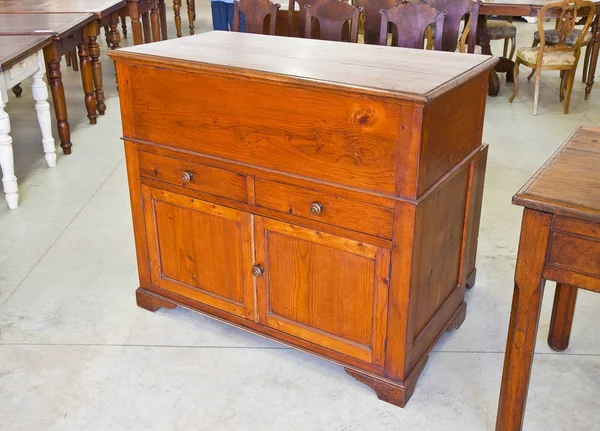 Old italian wooden cupboard just restored in a junk shop — Stock Image Old Italian Wooden Cupboard Just Restored Junk Shop Royalty Free Stock Photos