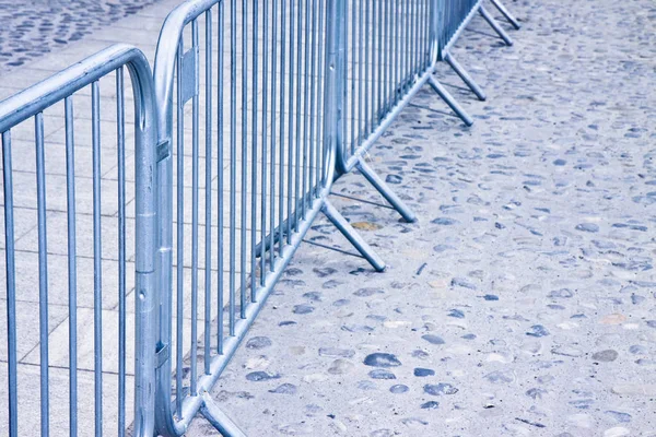 Metalen Barrière Een Stenen Weg Afbeelding Met Kopie Vriendelij — Stockfoto