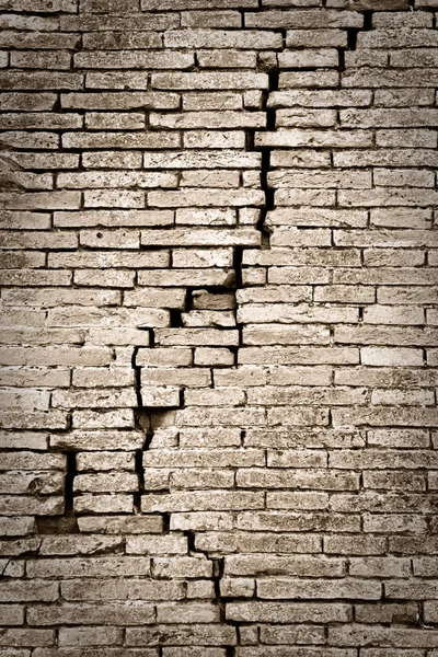 Oude Bakstenen Muur Gekraakt Beschadigd Muur Met Diagonale Spleet — Stockfoto