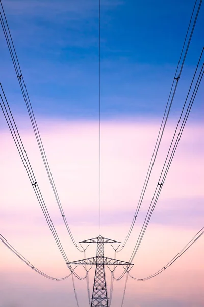 色调背景上的电塔 电源塔和输电线路 — 图库照片