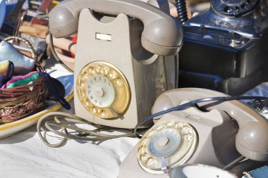 Eski renkli plastik analog telefonu bir bit pazarı