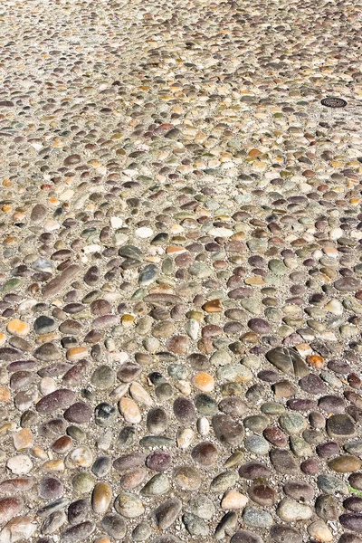 Détail d'un plancher de galets avec pierre polie sombre — Photo