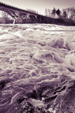 Şişmiş bir nehrin suları ile yağışlı sezon sırasında acele bir