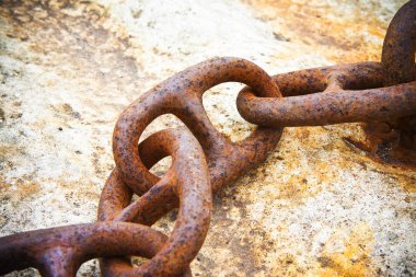 Bir beton blok için ayrıntılı bir eski paslı metal zincir bağlantılı