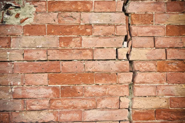 Diepe spleet in oude bakstenen muur - concept afbeelding — Stockfoto