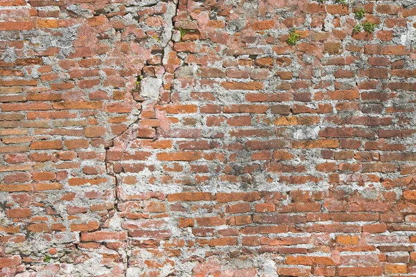 오래 된 벽돌 벽에 금이 고 손상-대각선 틈과 벽 — 스톡 사진