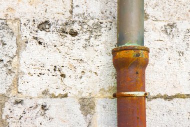 Eski dökme demir ve bakır downpipe taş bir duvara - (İtalya)