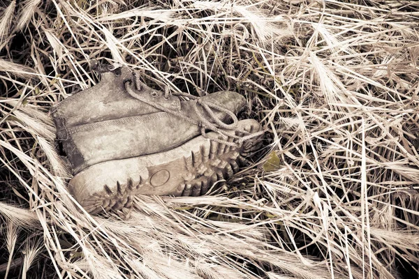 Bir çim halı terk edilmiş eski kırık önyükleme — Stok fotoğraf