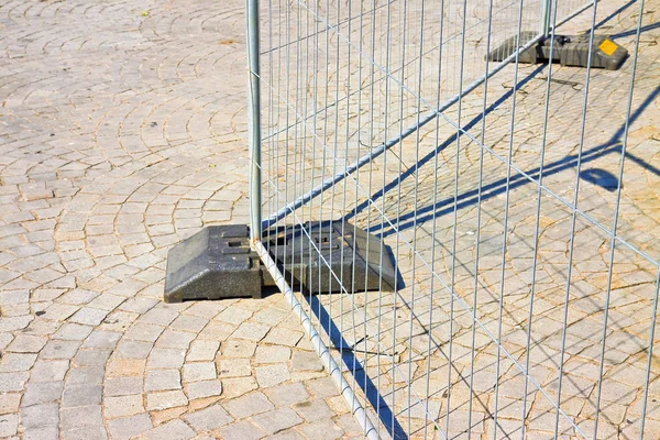 Barrière métallique dans une route en pierre — Photo