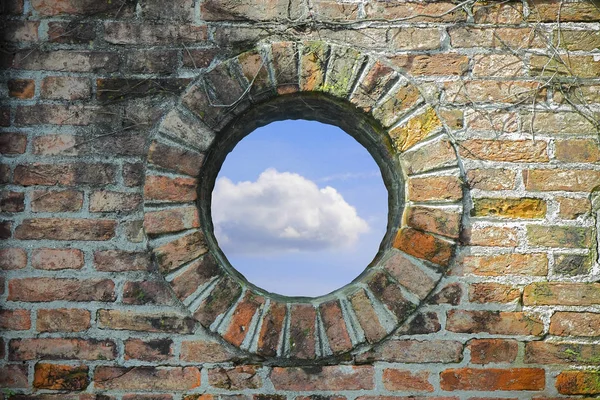 Molnig himmel utsikten från fönstret - frihet konceptet bild — Stockfoto