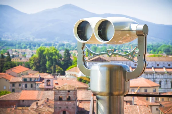 意大利的中右翼城市与双筒望远镜在放弃 — 图库照片