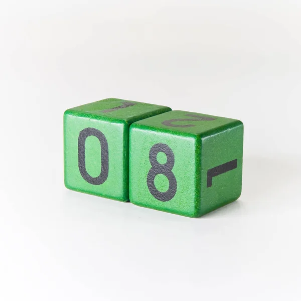 Nummer acht geschreven op een houten groene kubus — Stockfoto