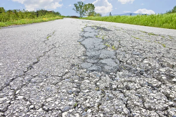 Antiguo desgastado y agrietado dañado asfalto carretera superficie fondo —  Fotos de Stock
