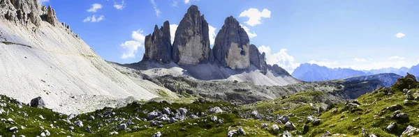 Tre cime di lavaredo Panoramablick im Sommer - Dolomitenlandschaft — Stockfoto