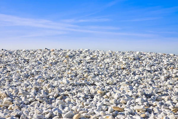 Куча круглых белых камней на фоне голубого неба — стоковое фото