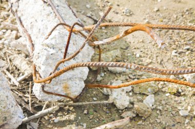 Daraltılmış takviye beton yapılar paslı çelik çubuk ile