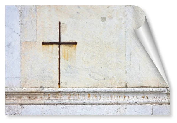 Cruz cristã de ferro aconchegada contra uma pedra branca em um italiano — Fotografia de Stock