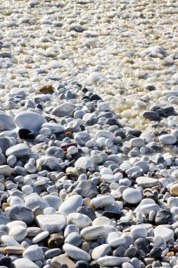 Yuvarlak ve deniz suyu tarafından düzgün çakıl ıslak