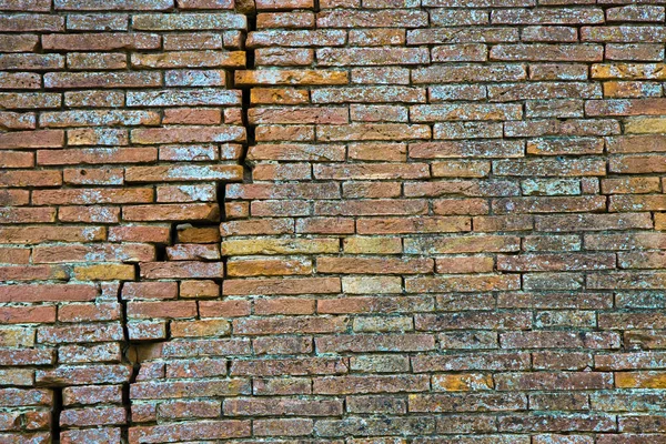 Risse in der Mauer. Tiefe Risse in einer Ziegelmauer — Stockfoto