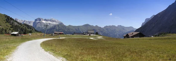 Wunderbare Aussicht auf die Dolomiten - im Hintergrund die Aussicht auf den Verkauf — Stockfoto