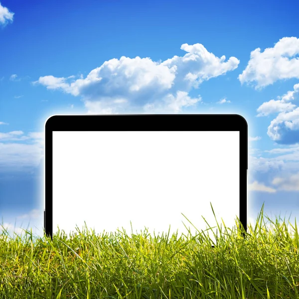 Lege digitale Tablet tegen een bewolkt hemel en groen veld-3D r — Stockfoto