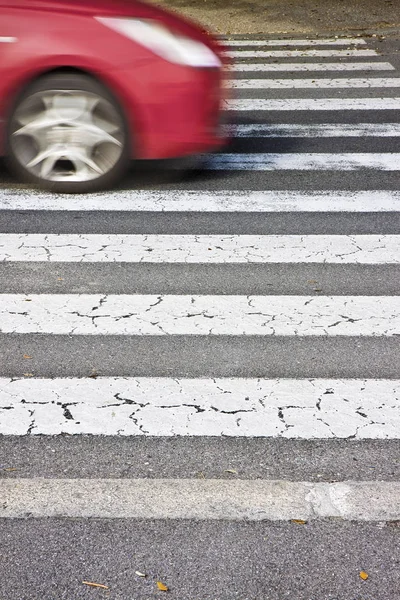 Schwarz-weißer Fußgängerüberweg mit Auto im Hintergrund — Stockfoto