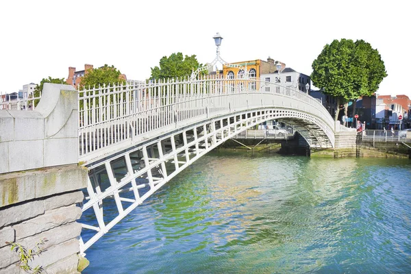 Najbardziej znany most w Dublinie o nazwie "pół grosza bridge" na w — Zdjęcie stockowe