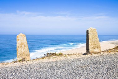 Okyanus tarafından eğri bir yol kenarında yer curbstones