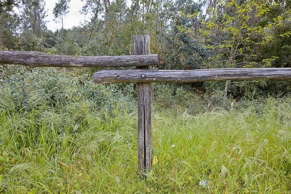 Деревянный забор на газоне — стоковое фото
