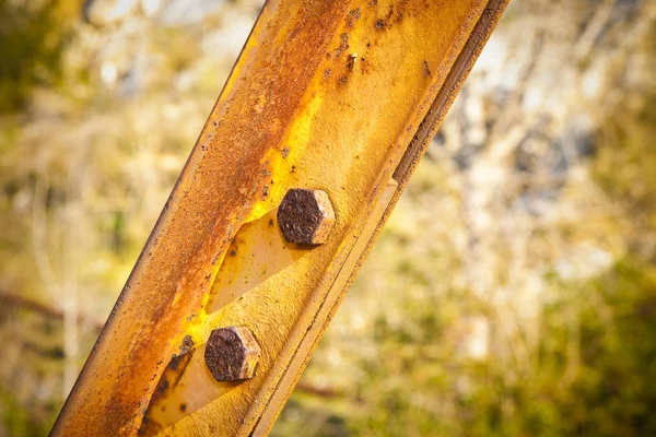 Gamla rostiga järn struktur med bultade metallprofiler — Stockfoto