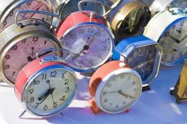 Eski renkli metal masa saatleri - konsept görüntü