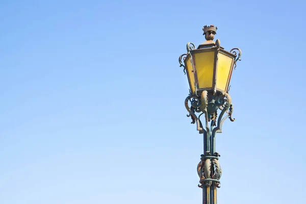 Typowy klasyczny portugalski latarni - obraz z miejsca kopii — Zdjęcie stockowe