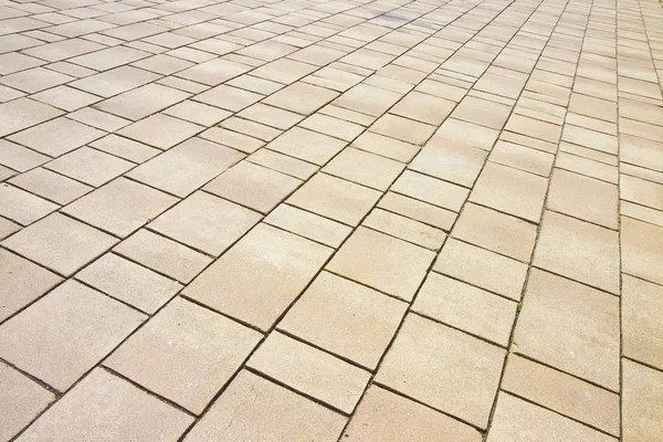 Nova pavimentação feita com blocos de pedra coloridos de diferentes tamanhos — Fotografia de Stock