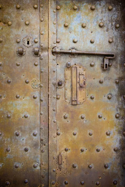Старая закрытая средневековая металлическая дверь - концептуальное изображение — стоковое фото