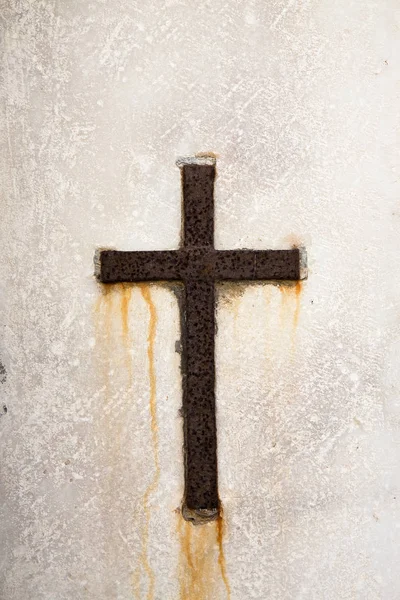 Iron cross snuggled in stone — Stock Photo, Image