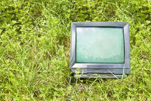 Vecchia televisione CRT (tubo catodico) abbandonato in natura - conc — Foto Stock