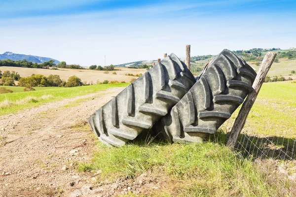 Büyük bir traktörün lastikleri sökülüp bir İtalyan'da bırakılmış. — Stok fotoğraf