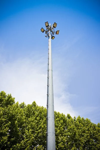 Luzes da estação de trem ao ar livre e torre de telecomunicações contra — Fotografia de Stock