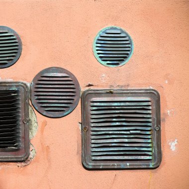 Renkli sıvalı eski bakır havalandırma ızgaraları detay