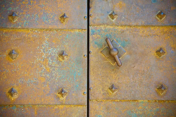 Stare zamknięte drzwi metalowe-bezpieczeństwo i ochrona obrazu koncepcyjnego — Zdjęcie stockowe