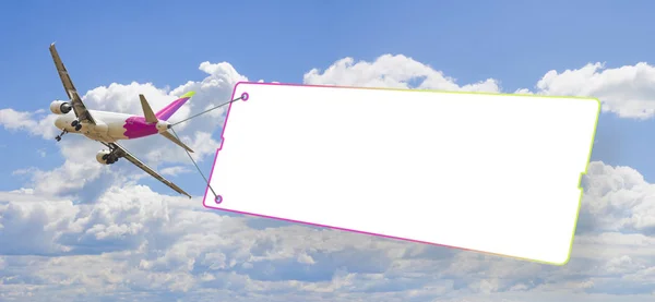 Avião rebocando uma placa em branco contra um céu azul - imagem conceito — Fotografia de Stock