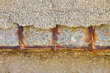 Betonarme hasarlı ve paslı metal reinforcemen ile