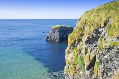Bazalt kayaların blokları ile kuzey İrlanda'da İrlanda manzara 