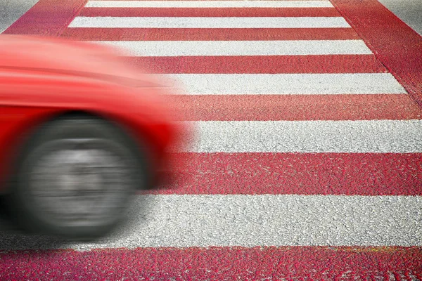 Cruce peatonal rojo y blanco con coche en primer plano . — Foto de Stock