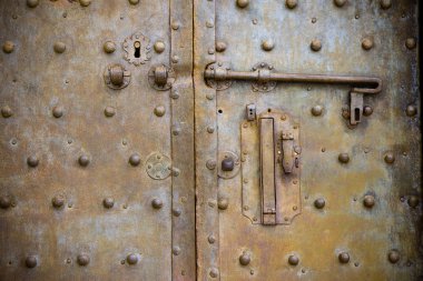 Eski kapalı metal kapı - Güvenlik ve koruma konsepti