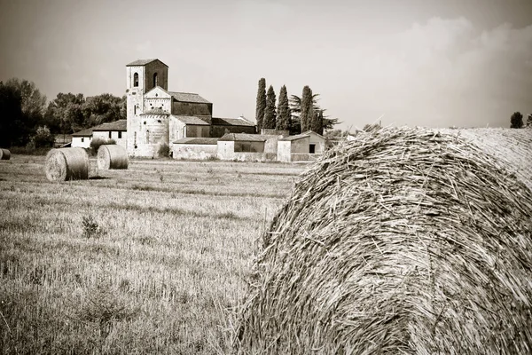 Eglise romane typique de Toscane — Photo