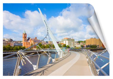 Derry şehrinin şehir silueti, Londonderry olarak da adlandırılır, kuzeyde