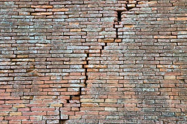 Gebarsten bakstenen muur — Stockfoto