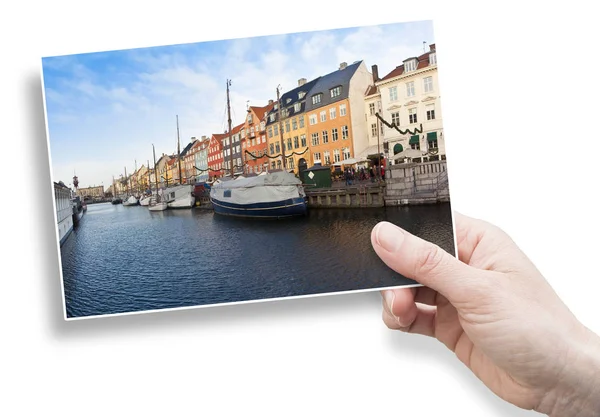 Ženská ruka držící pohlednici o panoramatickém pohledu na — Stock fotografie